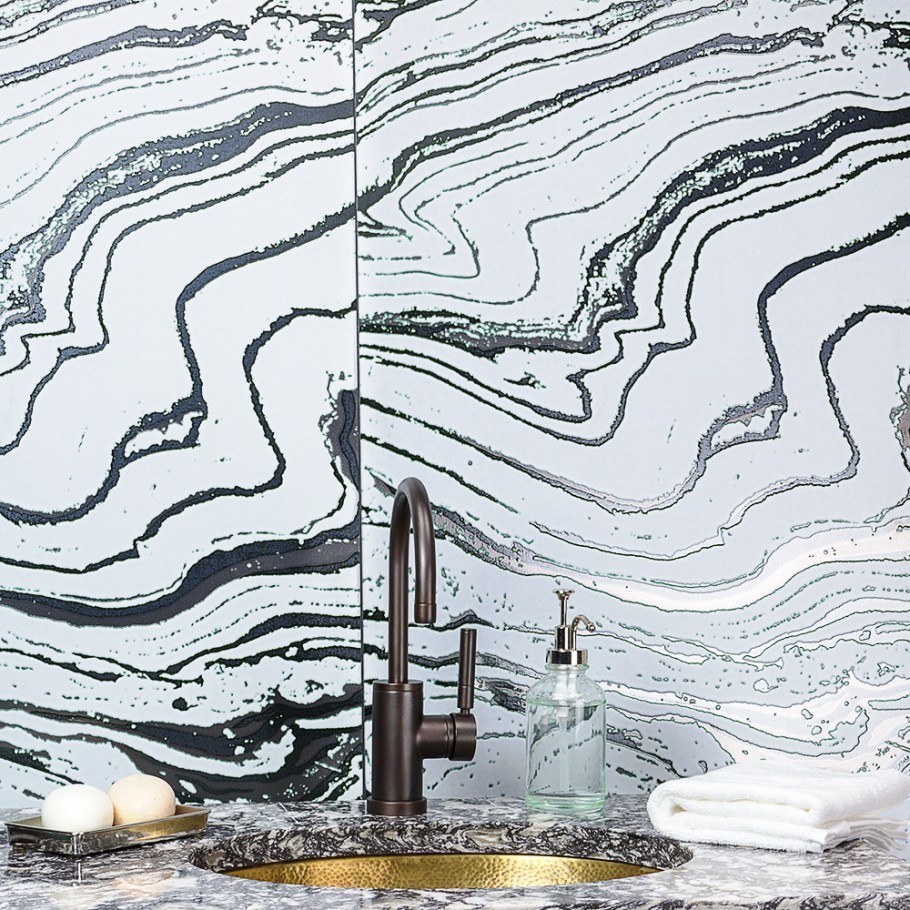 wash area with porcelain backsplash